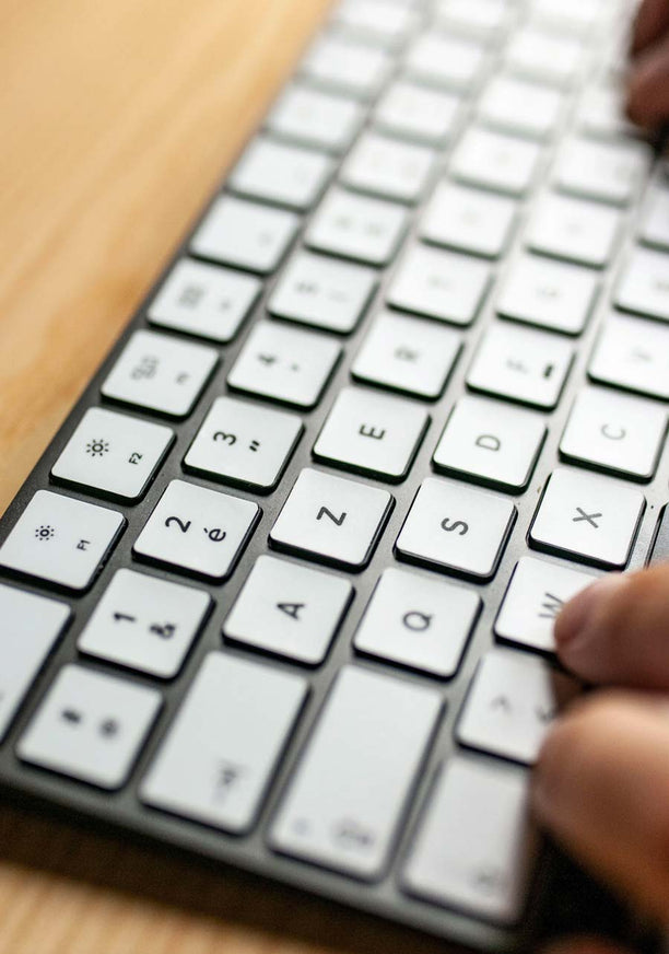 Naklejki dla laptopów poleasingowych, działów IT oraz pracowników międzynarodowych