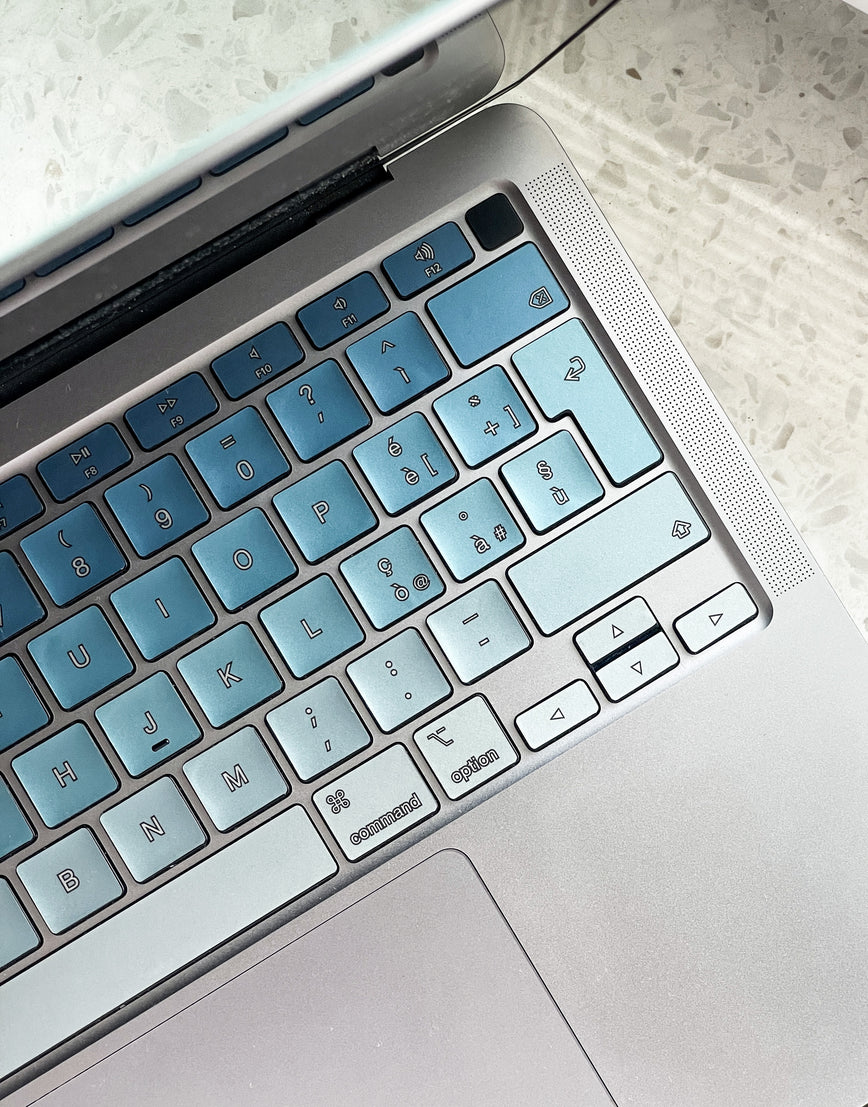 Metaliczne niebieskie naklejki na klawiaturę laptopa