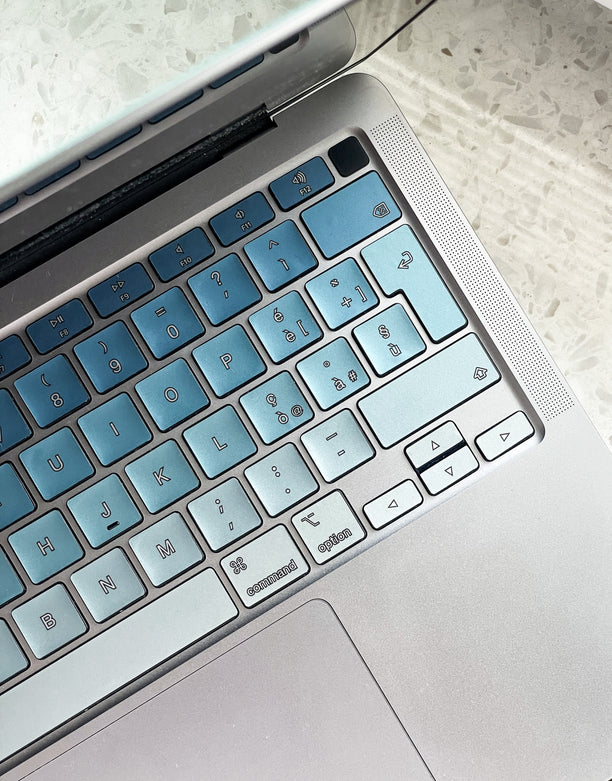 Niebieskie metaliczne naklejki na klawiaturę MacBooka Air