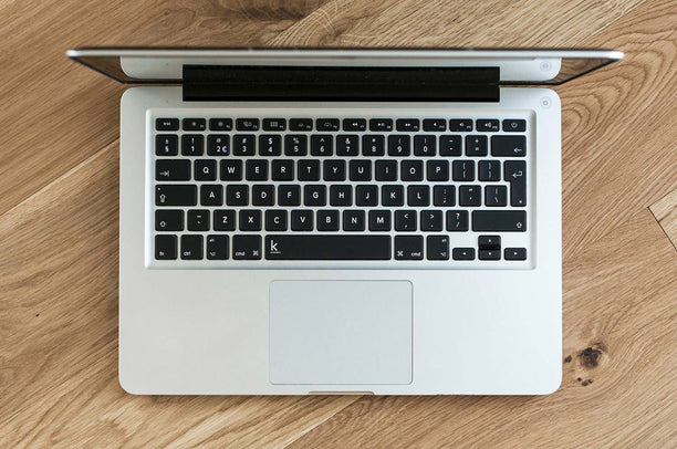 Czarna naklejka na klawiaturę MacBooka | Apple